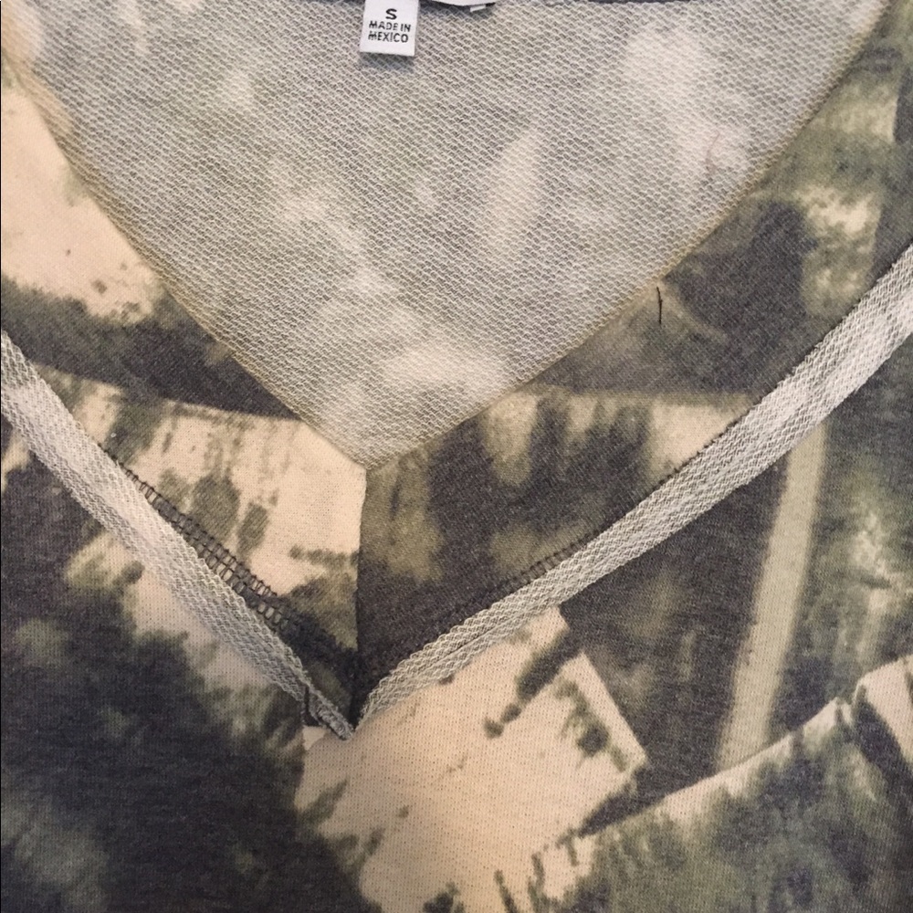 White birch Green tie dye v neck tee - Picture 4 of 6